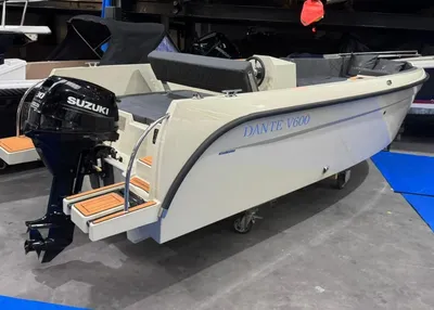 sloep in showroom met buitenboordmotor