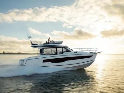 motorboot met flybridge op open water