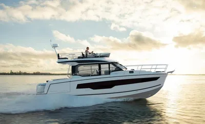 motorboot met flybridge op open water