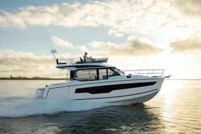 motorjacht op zee met flybridge