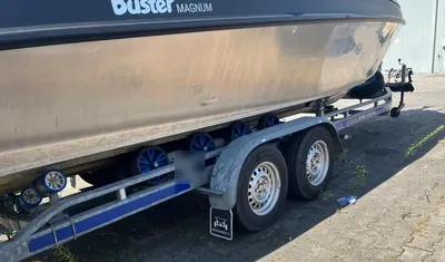 romp van boot op trailer met wielen