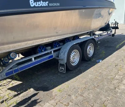 zijaanzicht boot op trailer