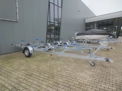 boottrailer op parkeerplaats bij bedrijfspand
