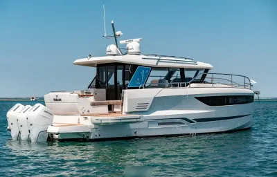 wit motorjacht op rustig water