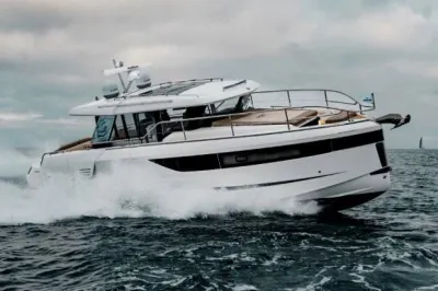 motorjacht op open water