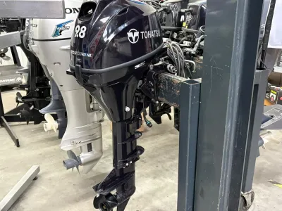 buitenboordmotor in showroom