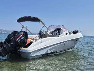 motorboot op ondiep water