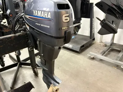 buitenboordmotor in werkplaats
