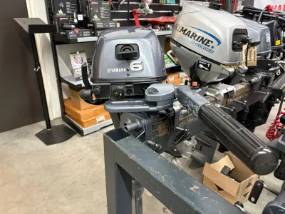 buitenboordmotor op werkbank in winkel
