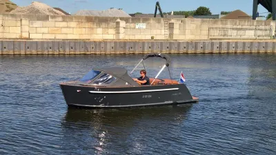 tender op water bij kade