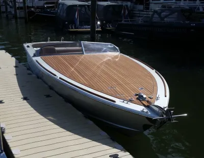 motorboot aangemeerd bij steiger