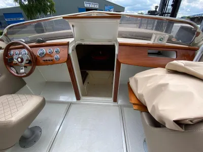 interieur en stuurconsole van kleine boot