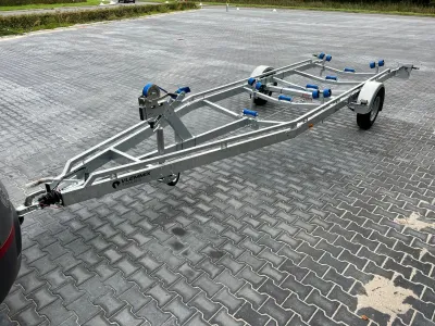 boottrailer op bestrate parkeerplaats