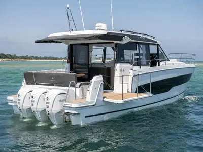 motorjacht op zee bij de kust