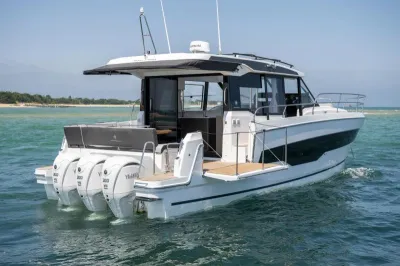 motorjacht op zee bij de kust