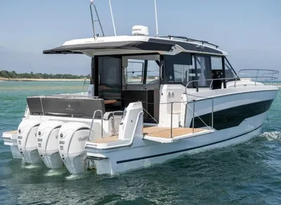 motorjacht op zee met open achterdek