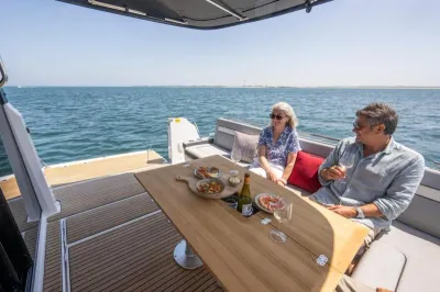 kuip met zitplaatsen en tafel op zee
