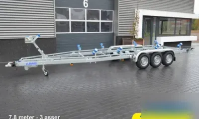 drieasser boottrailer buiten bij bedrijf