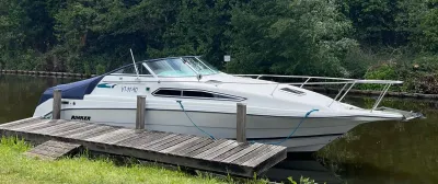 motorboot aangemeerd bij houten steiger