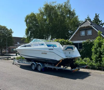 motorboot op trailer geparkeerd op straat