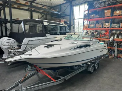 kajuitboot op trailer in opslagloods