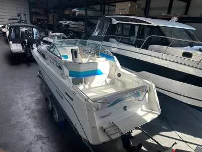 kajuitboot in opslaghal, achteraanzicht