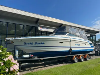 snelboot op trailer bij gebouw