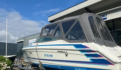 boot op aanhanger bij gebouw