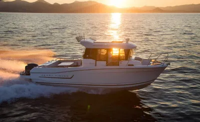 motorboot op zee bij zonsondergang