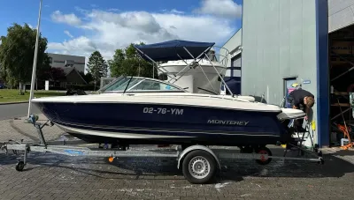 blauwe bowrider op trailer bij gebouw