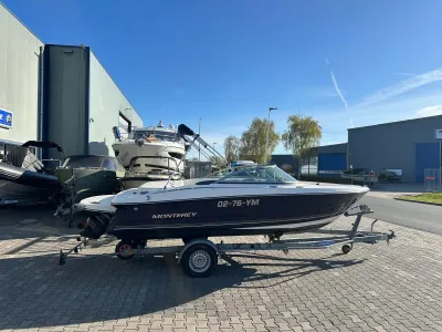 speedboot op trailer buiten