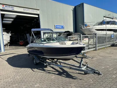bowrider op trailer bij opslagloods
