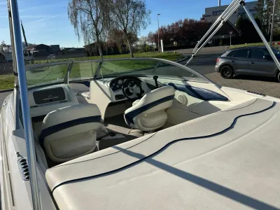 interieur van open recreatieboot