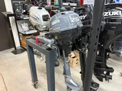 buitenboordmotor in showroom