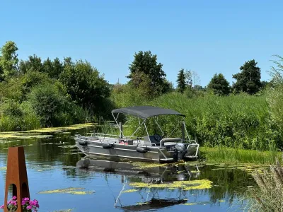 aluminium platbodem op stil water