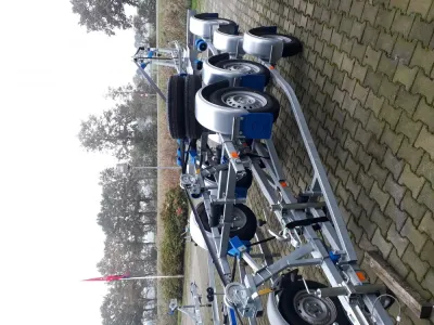 kantelboottrailer op parkeerplaats