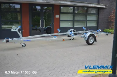 aanhangwagen voor boot op oprit