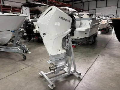 buitenboordmotor in showroom