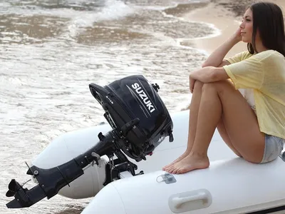 vrouw op opblaasbare boot met motor