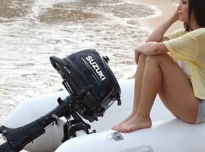 vrouw op opblaasbare boot met motor