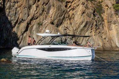 motorboot bij rotswand met mensen