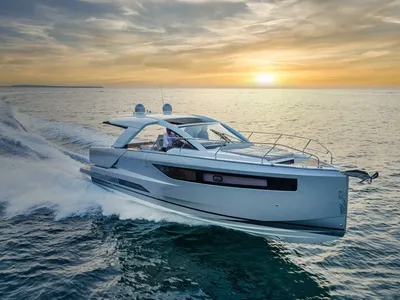 sportcruiser op zee bij zonsondergang