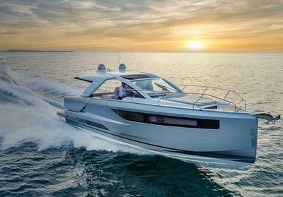 sportcruiser op zee bij zonsondergang