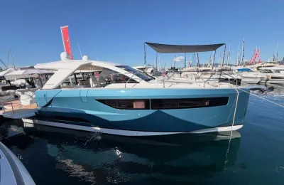 blauwe sportcruiser afgemeerd in jachthaven
