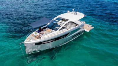 sportcruiser op helder blauw water