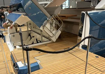 zwemplatform en achterdek van boot