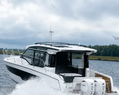 twee motorjachten op het water