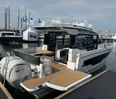 motorboot afgemeerd in jachthaven