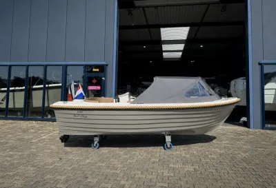 sloep buiten voor loods