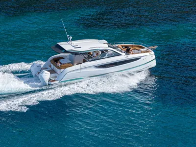 motorboot varend op blauw water